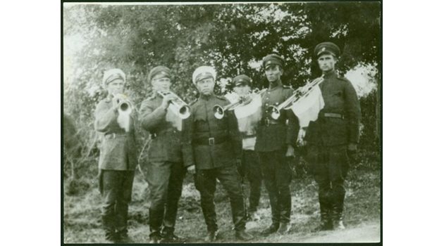 Дико Илиев (в средата) с военния оркестър по време на първата фаза от Втората световна война в Югославия.