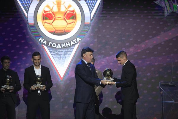 Президентът на БФС Борислав Михайлов връчва наградата за №1 на Кирил Десподов. Снимка: Велислав Николов