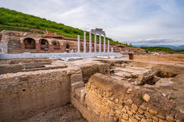 Под колонадата с автентичен фриз с лъвски глави е централният площад на Хераклея Синтика.
СНИМКА: ИСТОРИЧЕСКИ МУЗЕЙ-ПЕТРИЧ