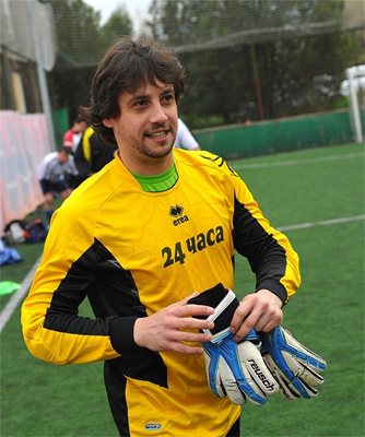 Вратарят на футболния отбор на "24 часа" Владимир Стоянов стана горд баща на шампион.