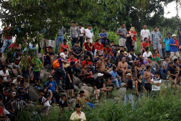 Мигранти от Хондурас на границата с Мексико  СНИМКИ: Ройтерс