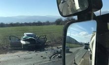 Тир удари челно лека кола и уби шофьора й на място между Мездра и Ботевград