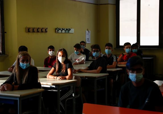 Италия отново отваря училищата: огромно организационно усилие, а и здравен риск СНИМКА: РОЙТЕРС