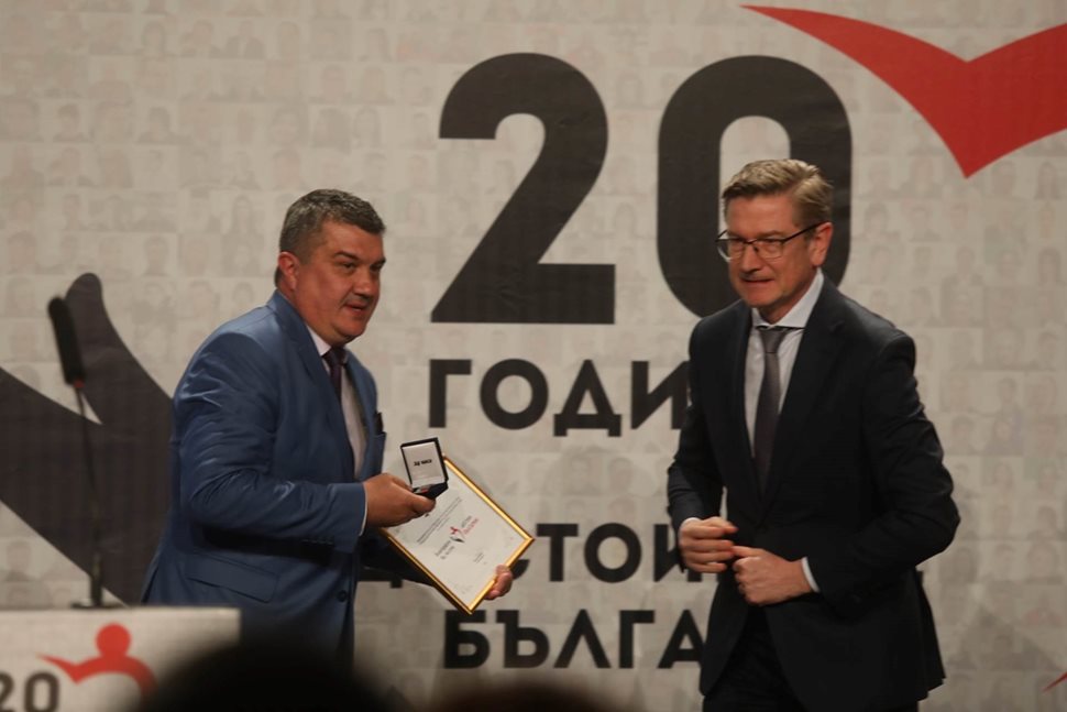 Изпълнителният директор на Геотехмин ООД Доминик Хамерс награди кметът на Чавдар Григор Даулов.