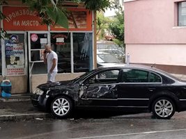 Поразената шкода и водачът й. "Слава богу, че на жена ми детето нищо им няма", каза 31-годишният мъж.