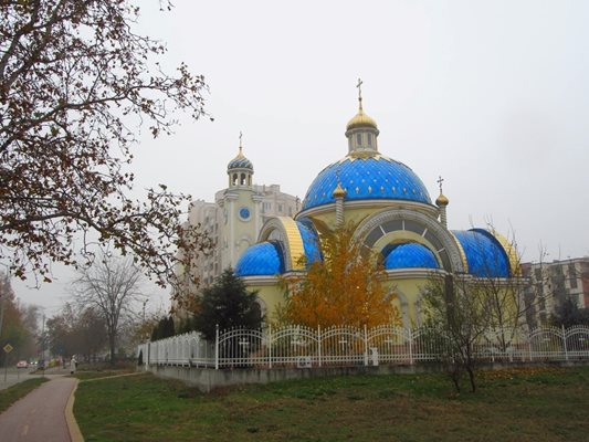 Теренът се намира западно от храма "Св. Николай Чудотворец".