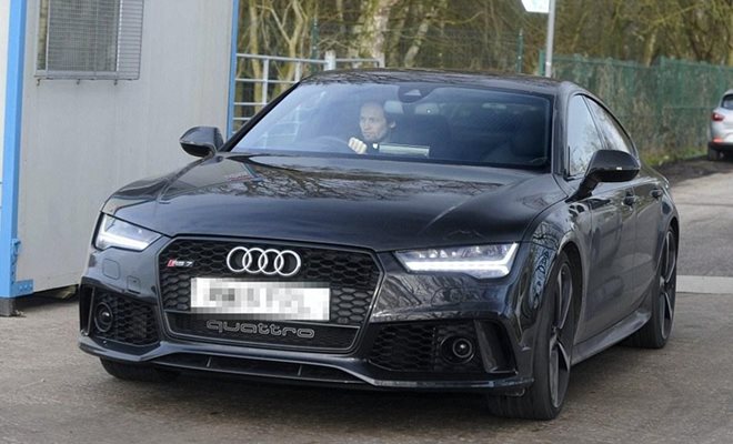 Холандецът Дейли Блинд пък ползва Audi RS7 Quattro, чиято цена е малко над 85 000 паунда и може да развие малко над 300 км/ч