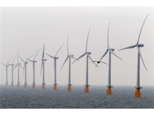 Турбини се въртят от силния вятър на брега на графство Кент в Южна Англия. “Танет” е най-големият в света вятърен парк в морето. Неговите 100 турбини ще захранват с ток 240 000 домакинства.