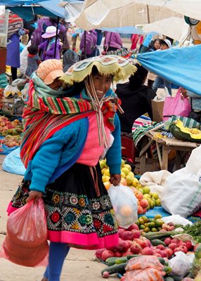 Традиционните носии на перуанските жени са с всички цветове на дъгата.