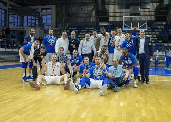 Играчите на "Левски Лукойл" и треньорският щаб позират със златните медали от Балканската лига.