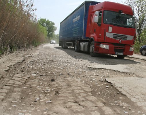 Тирове минават всеки ден по въпросната отсечка и допълнително я разбиват.