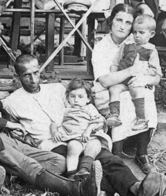 Николай Райнов с жена си Диана и синовете си Богомил и Боян