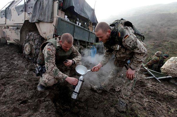 Немски войници си правят кафе на бойна позиция, преди да тръгнат на акция срещу бунтовници в Афганистан през 2009 г.