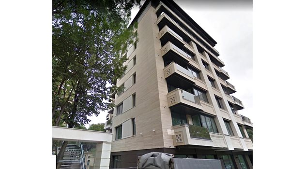Това е сградата, в която Елисавета Панова обитава жилище, собственост на фирмата .  Апартаментът от 172 кв. м  е на 6-ия  етаж.