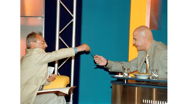 Поредният виден политик - Ахмед Доган, на диванчето пред Слави - 13 юни 2001 г. В тези дни водещият кани всички лидери на големите партии у нас.