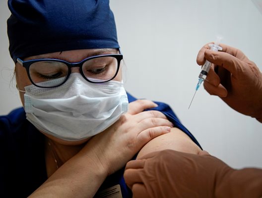 В руската столица се въвежда задължителна ваксинация срещу COVID-19 за служителите в сферата на услугите СНИМКА: Ройтерс