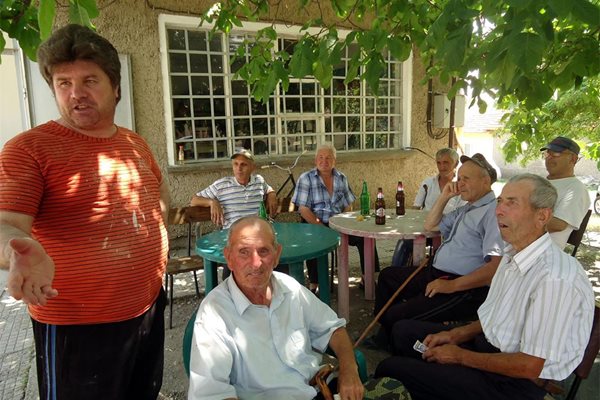 Селяни от Йонково обсъждат печалбата на бира. "Да пускат тото, като много знаят", посъветва ги Ниязи (с ризата на карета).
Снимки: Виолета Минчева