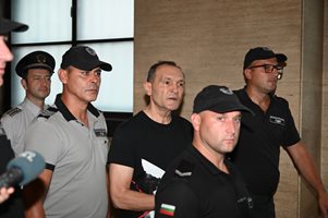 Три часа и половина продължава разпитът на Вaсил Божков