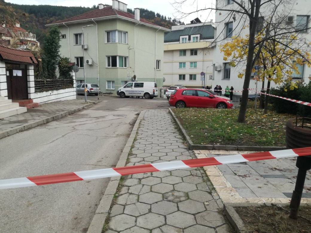 Въоръжен грабеж на инкасо автомобил в Благоевград, мъж е с опасност за живота (Снимки)