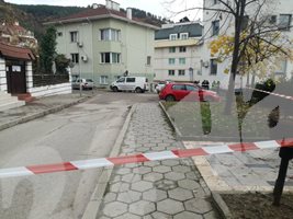 Въоръжен грабеж над инкасо автомобил в Благоевград, мъж е с опасност за живота (Снимки)
