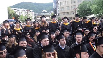 Възпитаник на Американския университет дава стипендия за студенти от Косово