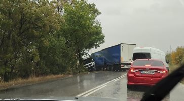 Катастрофа затапи движението по пътя Плевен - София