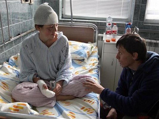 Рени остана за няколко дни на лечение в “Пирогов”. До нея е приятелят й Георги.
СНИМКА: КРИСТИНА ЦВЕТКОВА