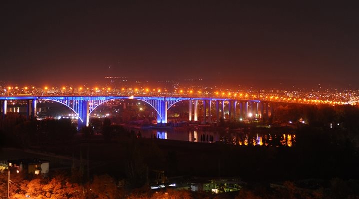 Поглед към Аспаруховия мост. Гледките към Варна са невероятни и денем и нощем