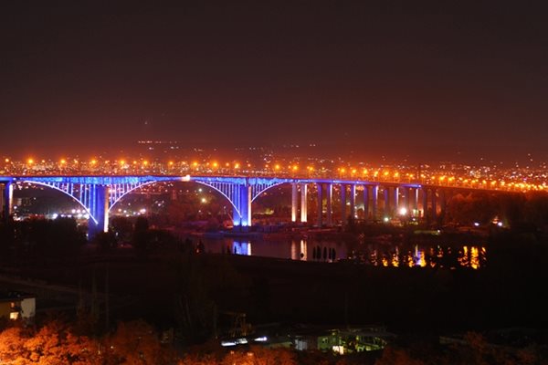 Поглед към Аспаруховия мост. Гледките към Варна са невероятни и денем и нощем
