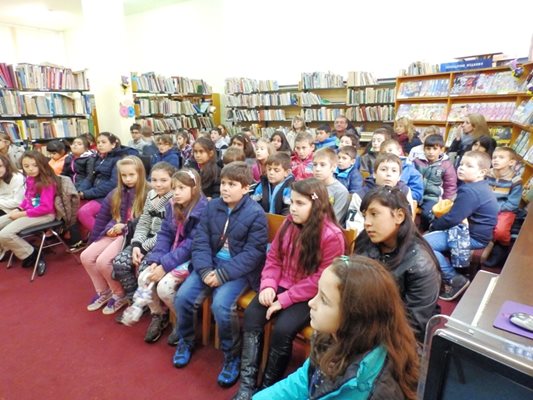 събралите се ученици в регионална библиотека "Гео Милев" в Монтана
