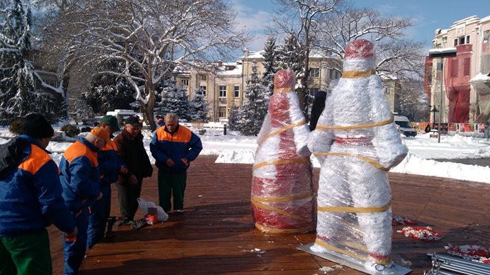 Пижо и Пенда заемат мястото на коледната елха.