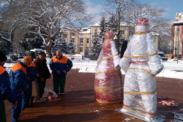 Пижо и Пенда заемат мястото на коледната елха.