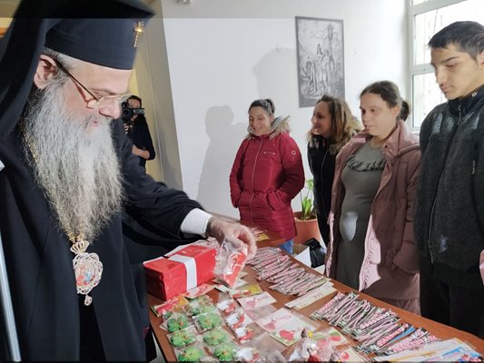 Митрополит Николай си купи мартенички на импровизиран щанд, подреден от деца от дом "Олга Скобелева"