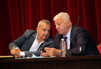 Здравко Димитров и Александър Държиков не взеха отношение по време на дебата.