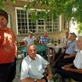 Селяни от Йонково обсъждат печалбата на бира. "Да пускат тото, като много знаят", посъветва ги Ниязи (с ризата на карета).
Снимки: Виолета Минчева