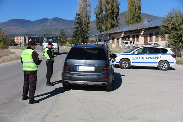 Полицейски служители вчера проведоха акция в областта