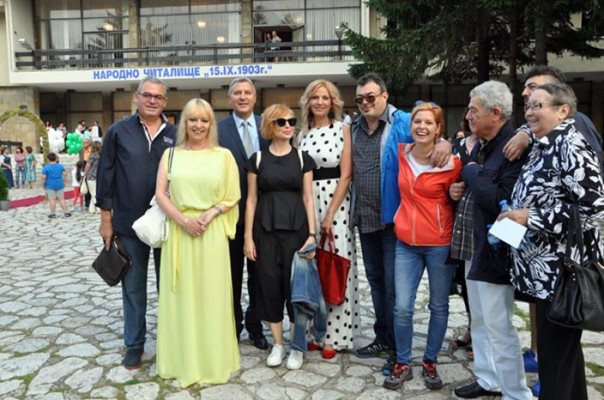 Традиционните празници "Звездите на театъра" в Разлог ще бъдат открити от министъра на културата Боил Банов в събота.