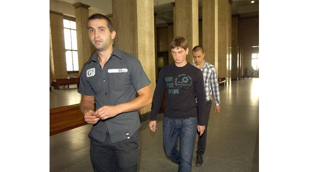 Тримата убийци на студента, заловеният Вили Георгиев е по средата.