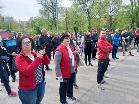 Участниците в акцията слушат инструктажа преди да се впуснат в разчистването.