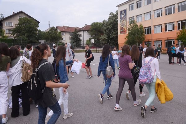 Ученици влизат за изпита по български език и литература в софийско училище. СНИМКА: ВЕЛИСЛАВ НИКОЛОВ