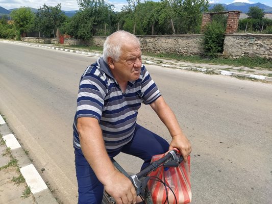 Nikola Shivachev from the village thinks it's time for the mayor to get out of the car.