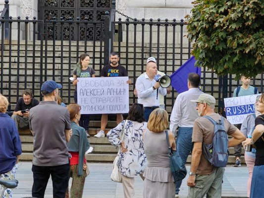 Пред Съдебната палата в София се проведе протест срещу екстрадирането от България на руснака Андрей Алчин. Снимки ГЕОРГИ КЮРПАНОВ