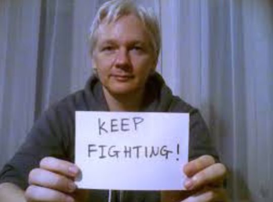 Основателят на платформата "Уикилийкс" (Wikileaks) Джулиан Асандж
Снимка: Twitter/@BowesChay