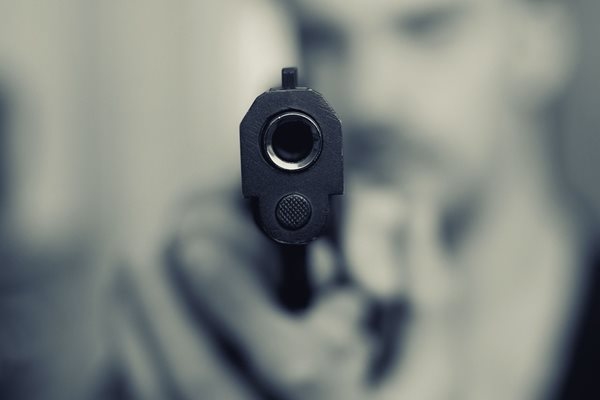 Мъж простреля с пистолет друг в лицето след конфликт  в Шуменско
