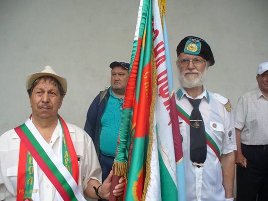 The Union of Reserve and Reserve Officers and Sergeants also has its standard bearers.