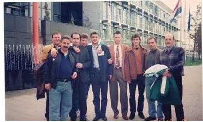 Комикът заедно с националния отбор по футбол през 1996 г. Намират се пред стадиона в Люксембург. С националния отбор и различни клубни отбори по футбол през 90-те години Мартинов обикаля близо 20 страни