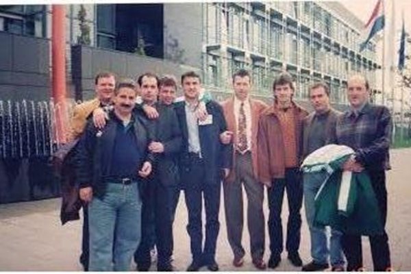 Комикът заедно с националния отбор по футбол през 1996 г. Намират се пред стадиона в Люксембург. С националния отбор и различни клубни отбори по футбол през 90-те години Мартинов обикаля близо 20 страни