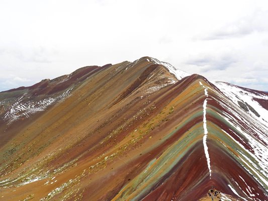 Планината на дъгата в Перу е на 5300 метра надморска височина. Пътят до нея е изтощителен, но гледката е невероятна.