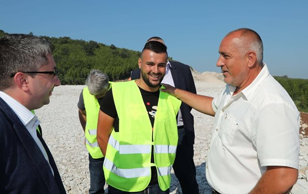 В началото на август премиерът Бойко Борисов инспектира строежа на магистрала “Хемус” между Ябланица и Боаза. Там той се запозна с Калин Борисов.