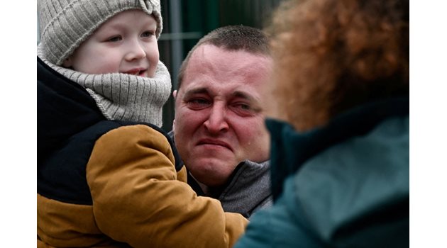 Украински баща плаче, след като най-накрая е достигнал границата със Словакия. Над 100 000 души са били принудени да напуснат домовете си в Украйна.